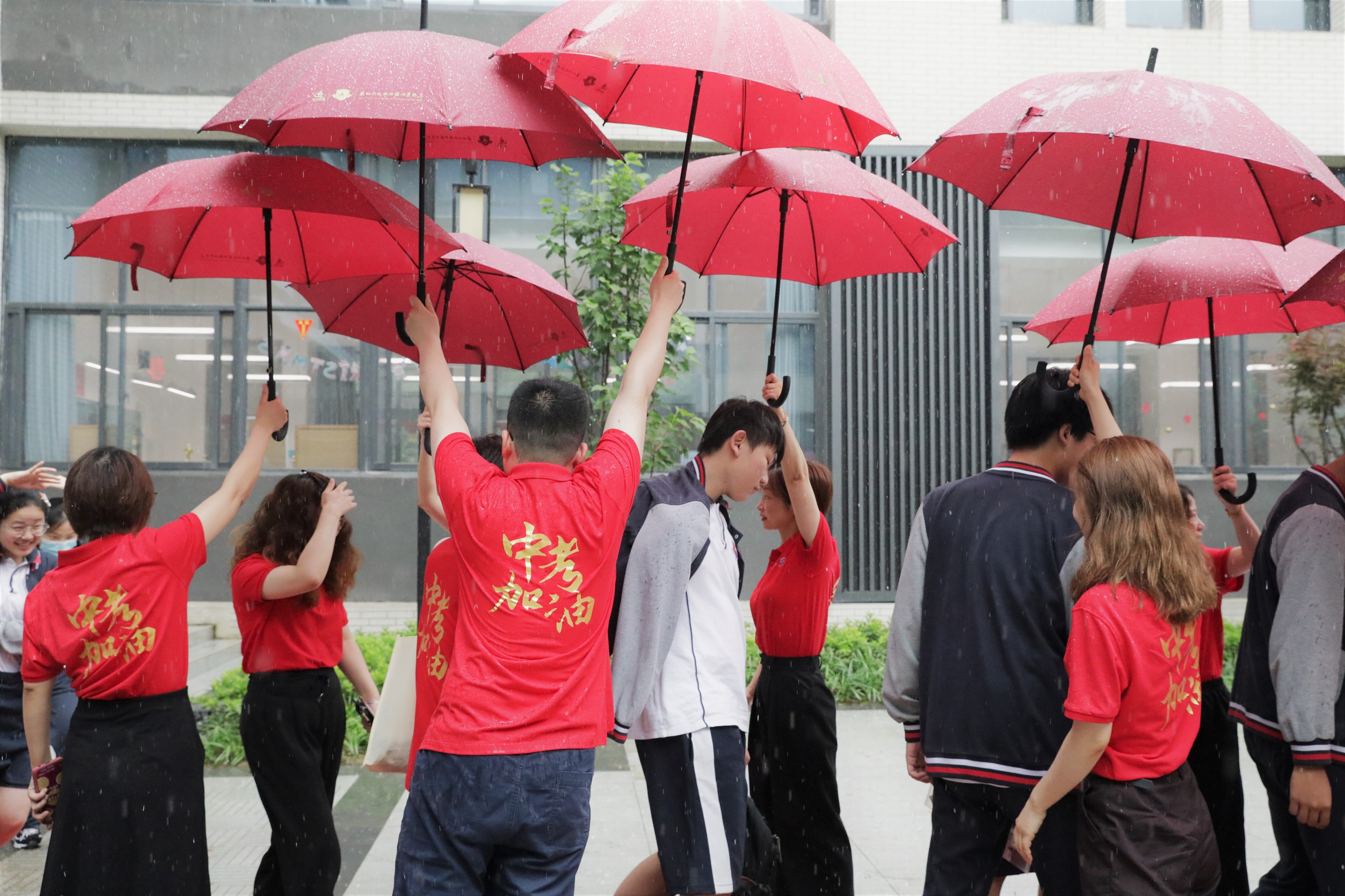 为中考学子送行加油
